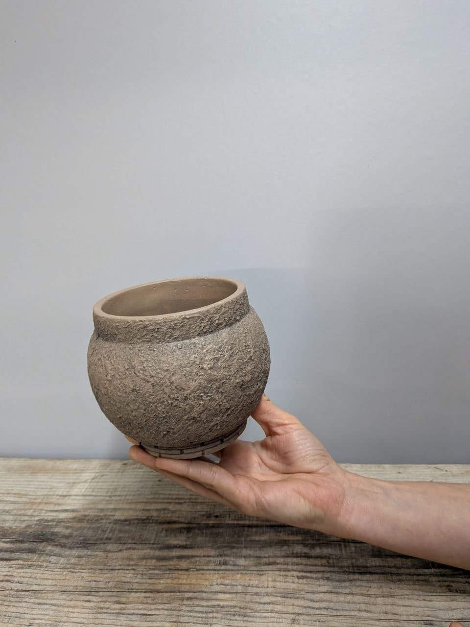 Portavaso in Ceramica Sferica Effetto Pietra Grezza 9 cm